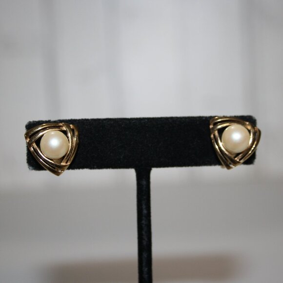 ✨ Richelieu Gold & Pearl Clip-On Earrings · ⅝" · Vintage Glam 🤍 - Picture 1 of 6